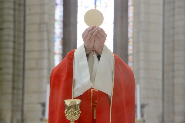 Pourquoi le prêtre élève-t-il le pain et le vin durant la messe ? Elevation-eucharistie-FR547321L