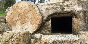 Le tombeau de Jésus était-il fermé par une pierre ronde ?