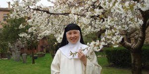 D&rsquo;hôtesse de l&rsquo;air à religieuse cloitrée, l&rsquo;inattendu voyage d&rsquo;Evelyn
