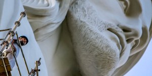 Il a sculpté le plus grand visage du Christ au monde