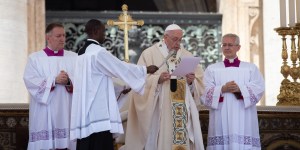 Le pape François espère que les nouveaux saints guideront les responsables politiques