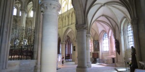Qu’est-ce que le déambulatoire, cette galerie qui contourne le chœur d&rsquo;une église ?