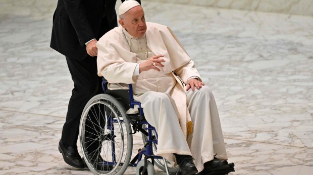 Humour : Le pape François dit soigner son genou en buvant… de la tequila ! EN_01522948_0910