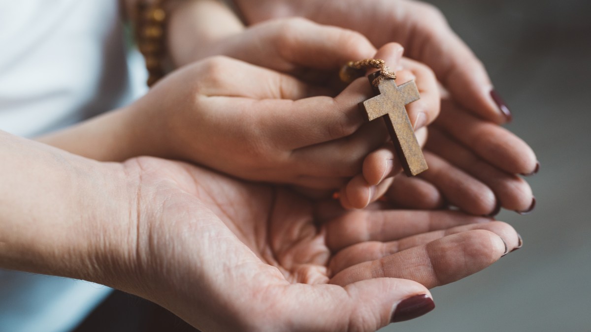 FAMILY-PRAY-ROSARY-CHAPELET-shutterstock_533440399.jpg
