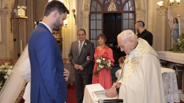 Padre celebra casamento dos netos