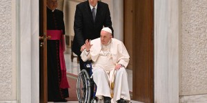 Le pape François se déplace désormais en fauteuil roulant