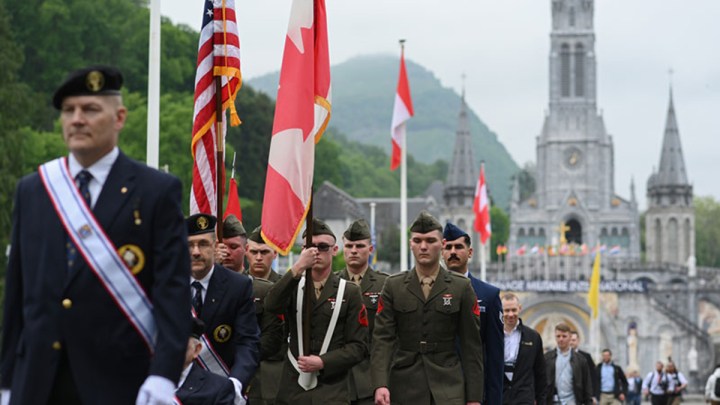 American Pilgrims Assemble Prayer Kits for Ukrainian Soldiers