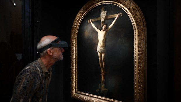 Christ-en-Croix-Rembrandt-Philippe-LOPEZ-AFP.jpg
