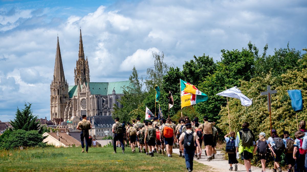 NOTRE-DAME-DE-CHRETIENTE-PELERINAGE-DE-CHARTRES-TWITTER.jpg