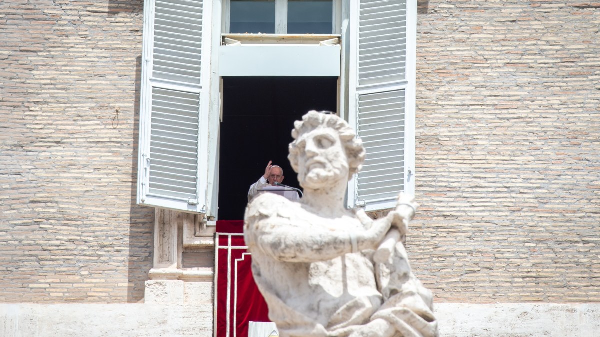 POPE-FRANCIS-Regina-Coeli-Angelus-ANTOINE-MEKARY-ALETEIA-AM_2886.jpg
