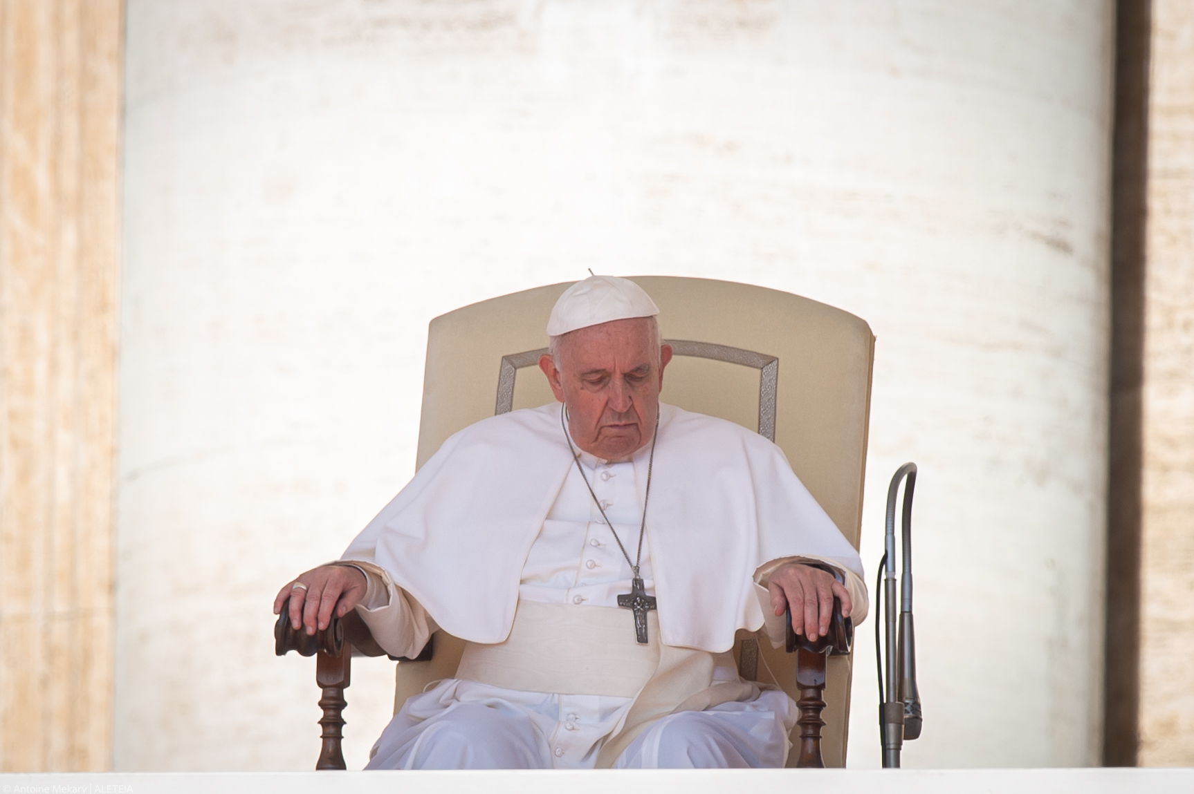 ✟ Prions pour les personnes âgées et oubliées ✟ Pope-Francis-Audience-June-01-2022-Antoine-MEkary-ALETEIA-AM_0898