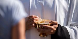 Une étude lie la liturgie “traditionnelle” à une foi plus forte dans la Présence réelle