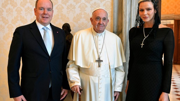 Monacos-Prince-Albert-II-L-and-his-wife-Princess-Charlene-of-Monaco-R-posing-with-Pope-Francis-c-during-a-private-audience-AFP