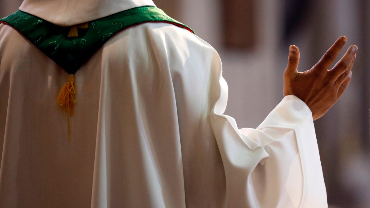 Priest Mass Godong