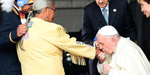 Voyage apostolique du Pape au Canada Pope-Francis-meets-members-of-an-indigenous-tribe-during-his-welcoming-ceremony-at-Edmonton-International-Airport-AFP-000_32FE23H