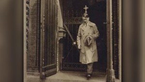 Adolf Hitler wychodzi z kościoła