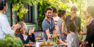 Ces peurs qui empêchent de recevoir chez soi (et comment les surmonter)