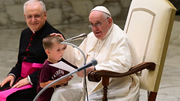 Quand un petit garçon s’invite à l’audience du Pape... 000_32GM96W