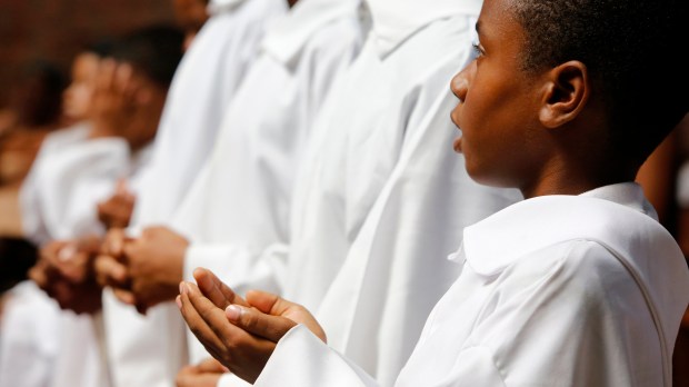 ALTAR-SERVER-ENFANT-CHOEUR-GODONG-BR516214B.jpg