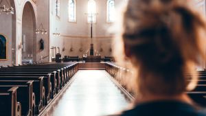 dziewczyna stoi samotna na początku kościoła