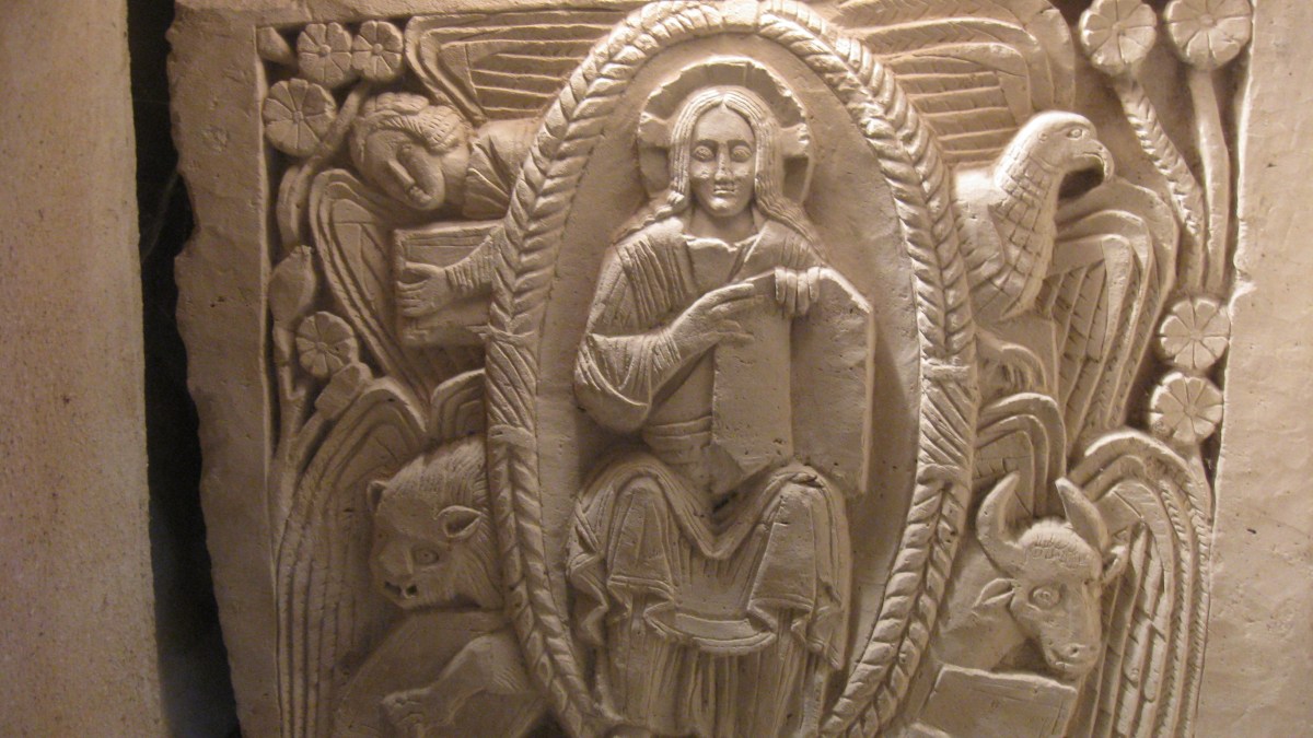 2-Jouarre_cryptes_tombeau_de_saint_Agilbert_tetramorphe-photo-Thor19-CC-BY-SA-4.0-Wikimedia-Commons.jpg