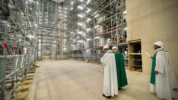Mgr Ulrich, archevêque de Paris, Mgr Ribadeau Dumas, nouveau recteur-archiprêtre de Notre-Dame de Paris, et les chapelains à Notre-Dame de Paris