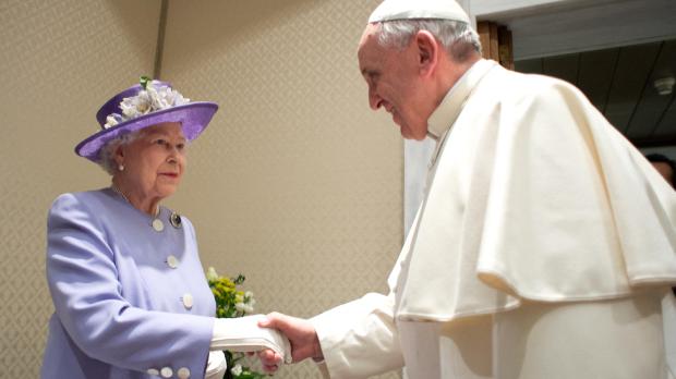 Britains-Queen-Elizabeth-II-with-Pope-Francis-AFP