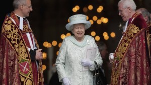 królowa Elżbieta II wychodzi z katedry św. Pawła w Londynie