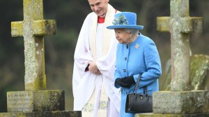 Królowa Elżbieta II z księdzem anglikańskim