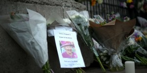 Pleurer la reine et les malheureux