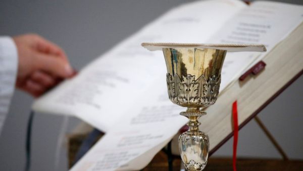 Ksiądz odprawia Mszę świętą