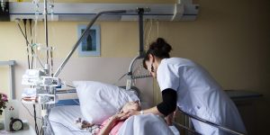 Fin de vie : des députés appellent à dissocier du texte de loi soins palliatifs et aide à mourir