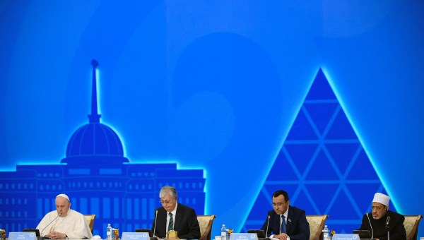 Pope-Francis-boards-his-plane-trip-to-Kazakhstan-AFP