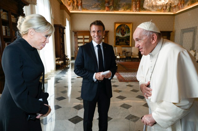 Comment s'est déroulée l'audience entre le pape François et Emmanuel Macron ? 000_32M24DX