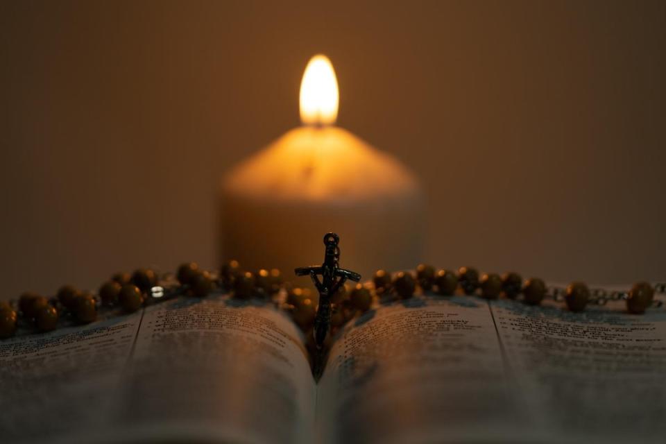 Quelle est la différence entre le chapelet et le rosaire