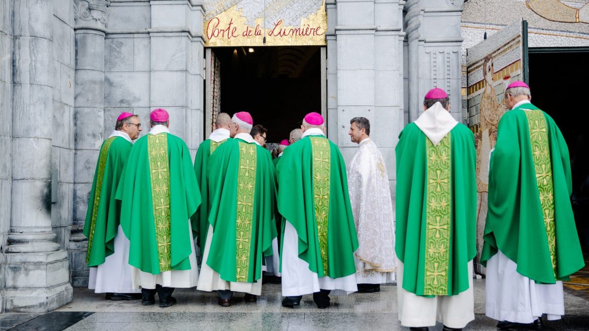 Eveques-Lourdes-2019-e1666628311603.jpg