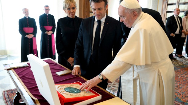 GIFT-MACRON-EMMANUEL-BRIGITTE-POPE-AFP-000_32M24E2.jpg