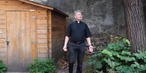 Quand un curé défend son parvis en chanson