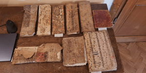 Des manuscrits médiévaux découverts dans une église en Roumanie