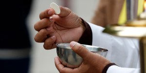Debout, à genoux ou assis ? Les gestes pour prier après la communion