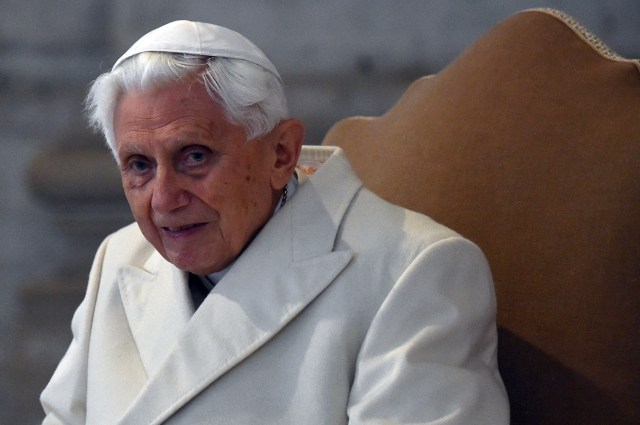 Le pape François annonce que BENOIT XVI est « GRAVEMENT MALADE » Le monde entier prie pour Benoît XVI Papiez-senior-benedykt-xvi-afp-2016-000_DV2195305
