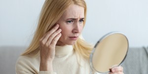 Rides, cheveux blancs, perte d&rsquo;audition&#8230; Comment accepter son corps qui vieillit ?