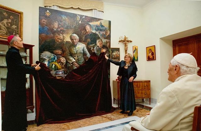 Entouré par sa famille pontificale, Benoît XVI découvre son portrait Fondazione-Vaticana-Joseph-Ratzinger-Benedetto-XVI-01-Facebook