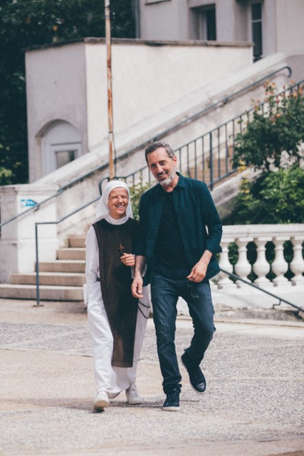 Gad Elmaleh sur la voie de Véronique Levy ? Conversion au catholicisme  - Page 3 GAD-ELMALEH-SOEUR-CATHERINE-%C2%A9_Laura_Gilli