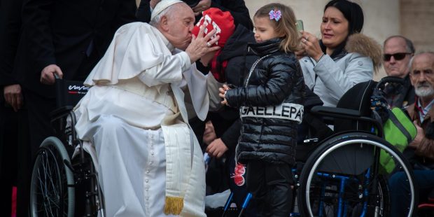 Qui sont « les deux courageux du jour » félicités par le Pape ?