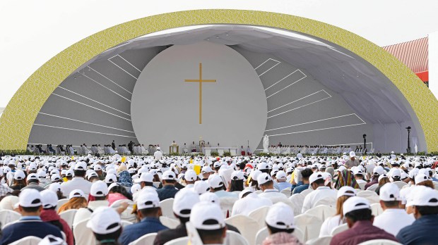 Le Pape à Bahreïn, un voyage sous le signe du dialogue et de la fraternité Pope-Francis-at-Bahrain-National-Stadium-in-Riffa-near-the-capital-Manama-AFP-000_32MV347