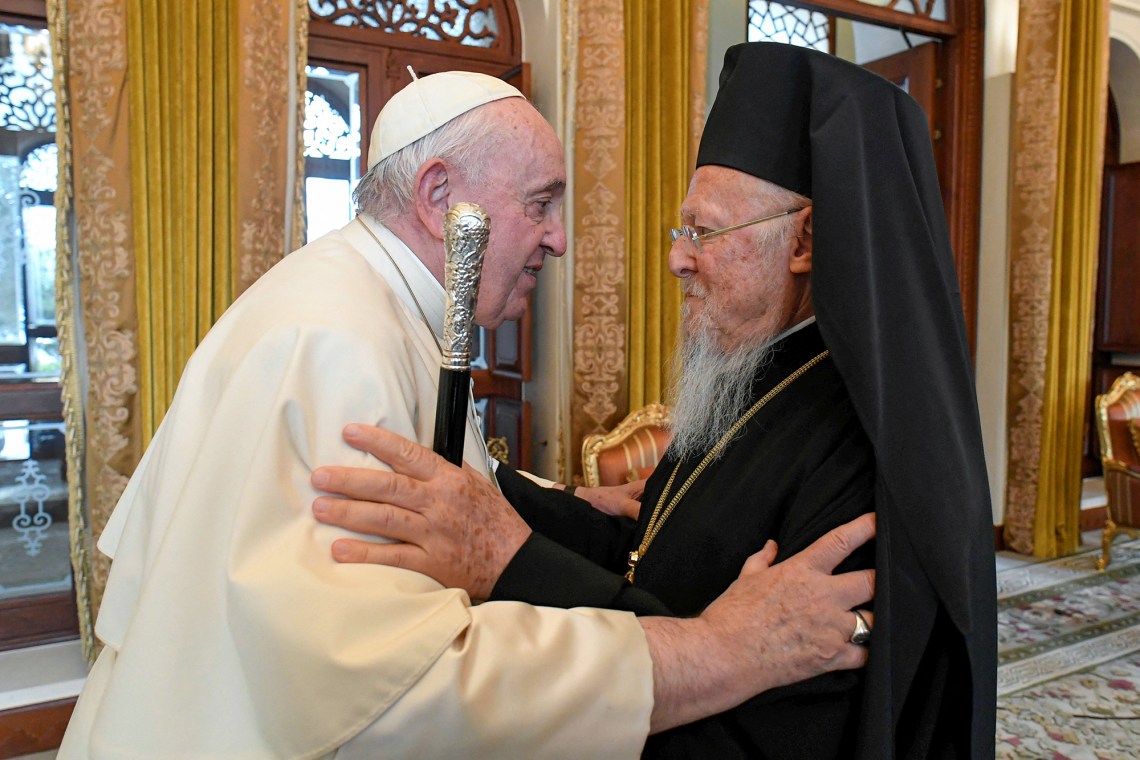 À Bahreïn, le Pape retrouve ses « frères » al-Tayeb et Bartholomée Pope-Francis-embracing-the-Ecumenical-Patriarch-of-Constantinople-Bartholomew-I-AFP-000_32MT82E