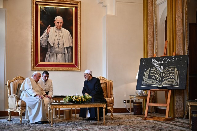 À Bahreïn, le Pape retrouve ses « frères » al-Tayeb et Bartholomée Pope-Francis-meets-with-the-Grand-Imam-of-al-Azhar-mosque-Sheikh-Ahmed-Al-Tayeb-AFP-000_32MT7K4