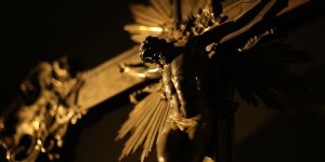 Les différences fondamentales entre une croix et un crucifix