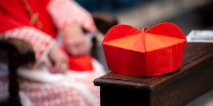 D’où vient la coiffe carrée des cardinaux ?